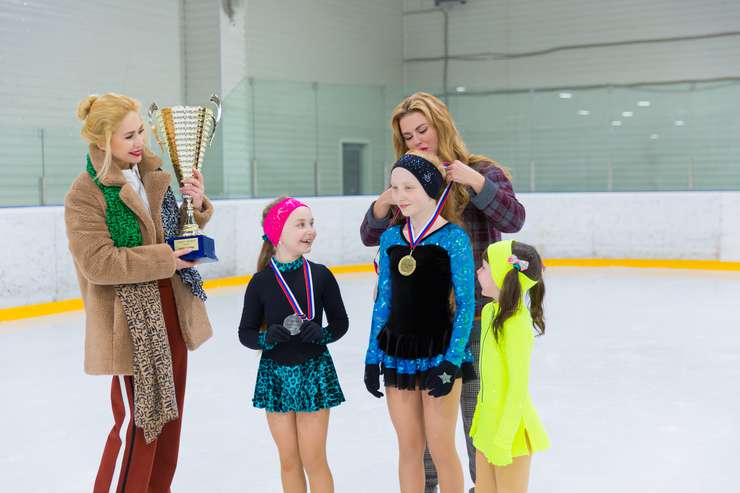 Анна Семенович и Анастасия Гребенкина с участницами