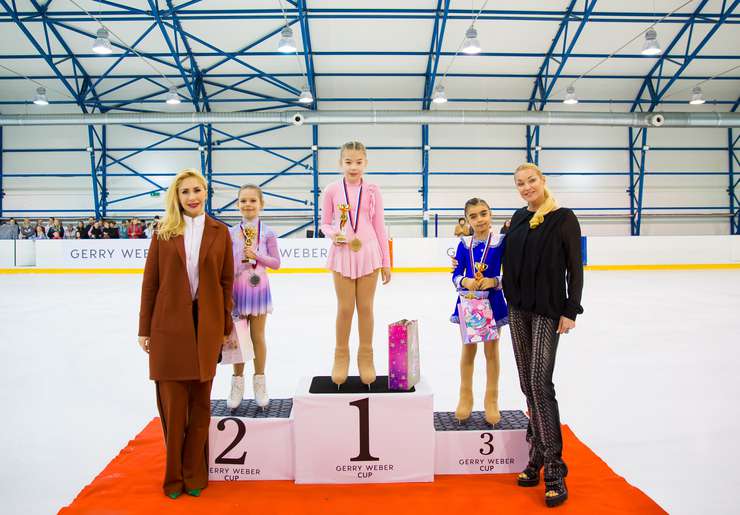 Анастасия Волочкова тоже вручила приз участницам