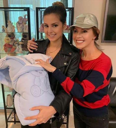 Наталья Штурм и ее дочь Елена с новорожденным наследником