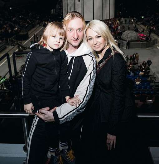 Евгений Плющенко с женой Яной Рудковской сыном Сашей