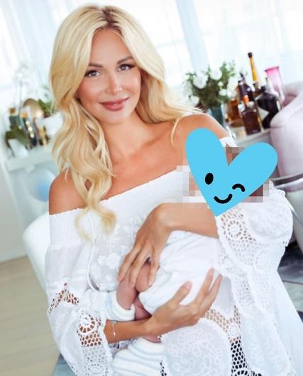 Лопырева получила «звездную коляску» от Нюши