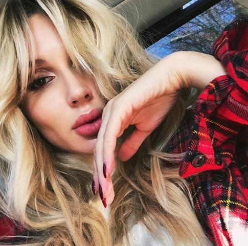 Лобода похвалилась фигурой в кожаном купальнике