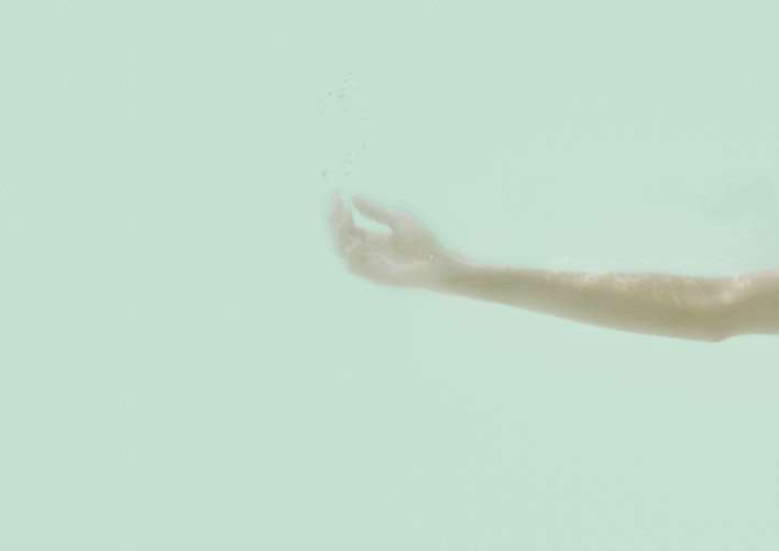 протяните ребенку руку помощи