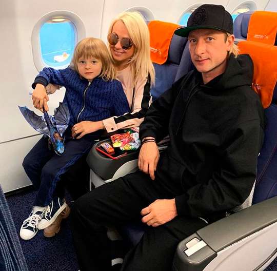 Яна Рудковская и Евгений Плющенко с сыном Сашей