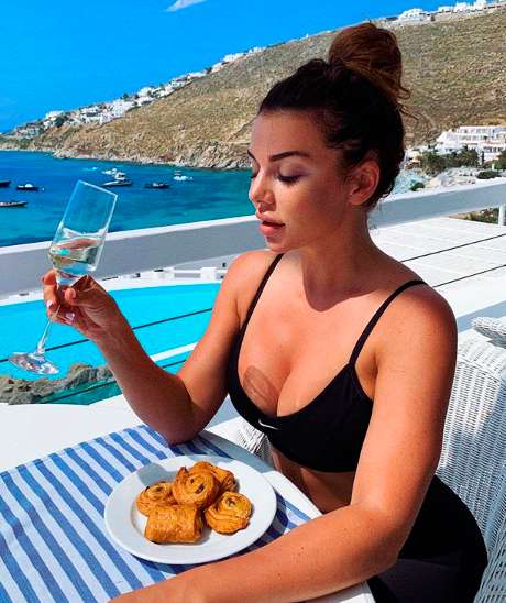 Анна Седокова занимается фитнесом по утрам