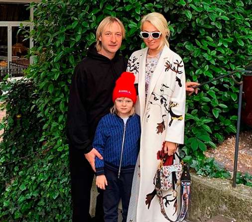 Яна Рудковская и Евгений Плющенко с семьей