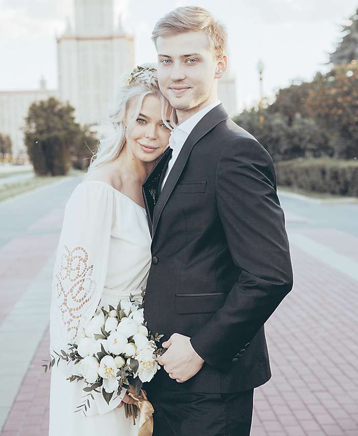 Муж Алины — начинающий бизнесмен. Актриса, признается, что поначалу Александр иногда ревновал ее, однако со временем стал мудрее