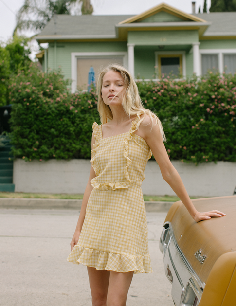 Как миниатюрной девушке выбрать вечернее платье