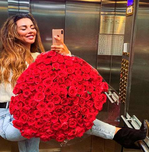 Анна Седокова любит роскошные букеты