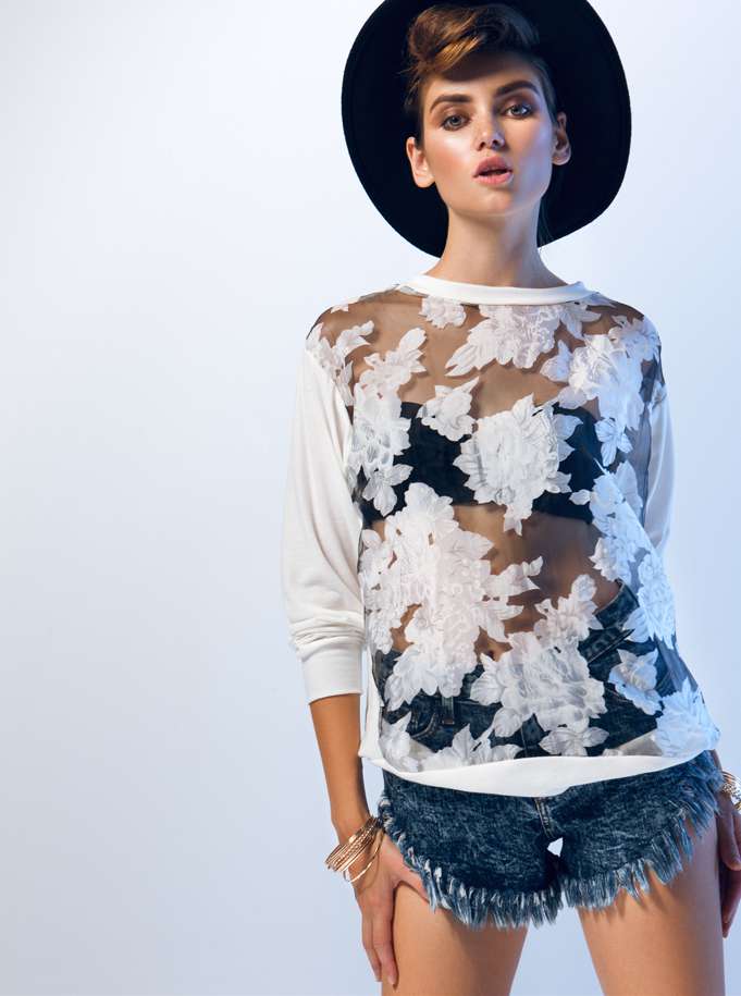 Аксессуары помогут разнообразить вечерние образы, если вы взяли минимальное количество вещей