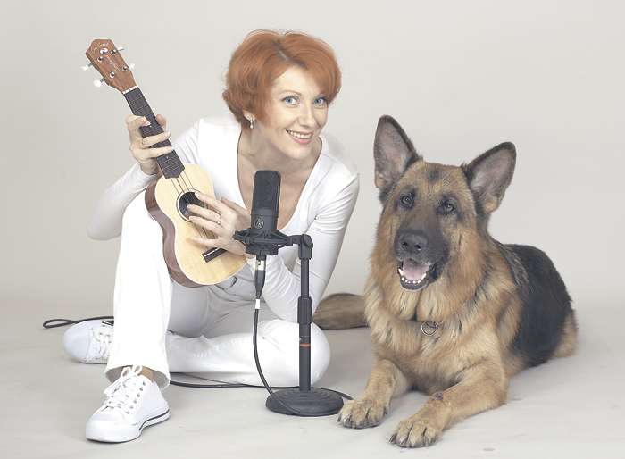 На съемках сериала «Возвращение Мухтара» Оксана отлично ладила с собаками, Но дома собаку не держит