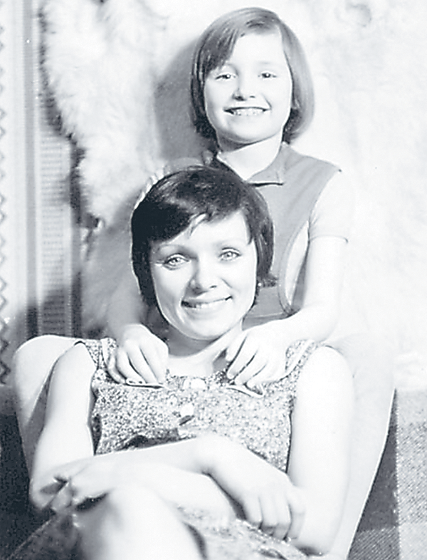 Диана родилась в семье журналистов. На фото: будущая рок-звезда со своей мамой