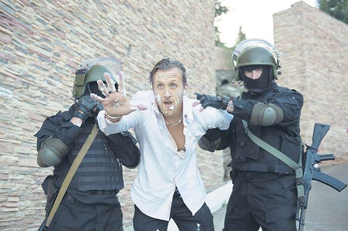 Актер снимался в проектах разных жанров. И в комедиях (кадр из фильма «Горько!»)...