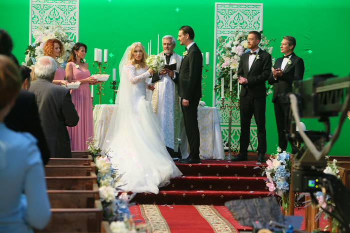 В клипе певица играет роль сбежавшей невесты