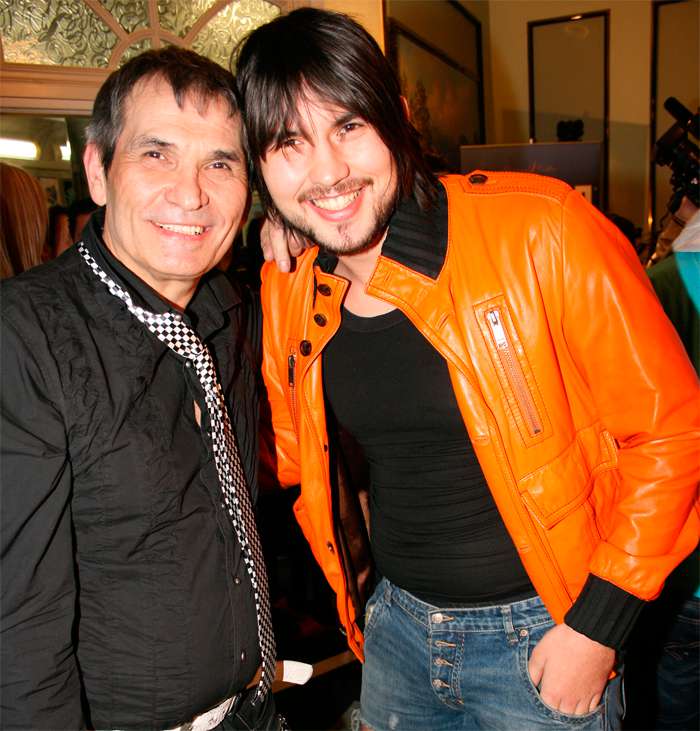 Долгое время о сыне Бари Алибасова было ничего не известно. Знаменитый отец представил Бари-младшего публике, когда наследник уже стал вполне взрослым Долгое время о сыне Бари Алибасова было ничего не известно. Знаменитый отец представил Бари-младшего публике, когда наследник уже стал вполне взрослым