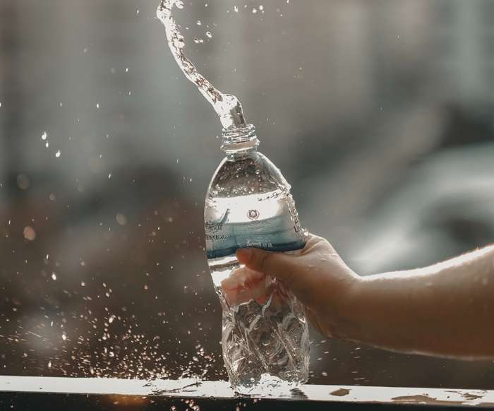 Для умывания лица можно использовать бутилированную воду Для умывания лица можно использовать бутилированную воду