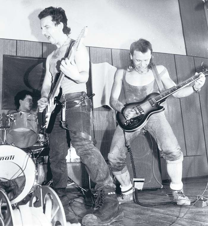 Когда Владимир Шахрин и Владимир Бегунов начинали историю группы «ЧайФ» им даже в голову не приходило, что они могут стать популярными Когда Владимир Шахрин и Владимир Бегунов начинали историю группы «ЧайФ» им даже в голову не приходило, что они могут стать популярными