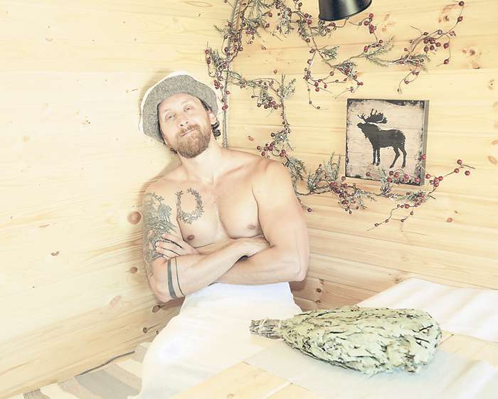 На загородном участке Данилы пока нет дома, его функции выполняет баня, однако есть все условия для прекрасного отдыха