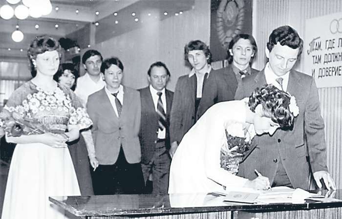 С Еленой Шахрин познакомился еще в техникуме. Свадьбу сыграли после возвращения будущей рок-звезды из армии С Еленой Шахрин познакомился еще в техникуме. Свадьбу сыграли после возвращения будущей рок-звезды из армии