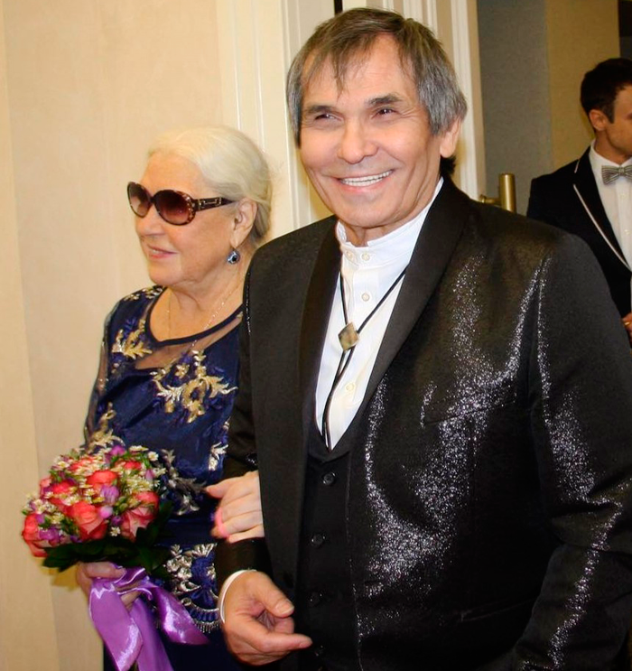 Бари Алибасов и Лидимя Федосеева-Шукшина официально стали супругами в прошлом году. Но сам Бари говорит, что женаты они уже 25 лет