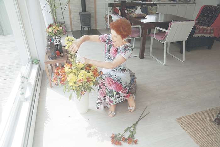 В загородном доме актрисы всегда много цветов