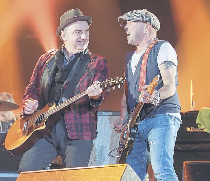 Между нами, легендами. Владимир Шахрин и Гарик Сукачев Между нами, легендами. Владимир Шахрин и Гарик Сукачев