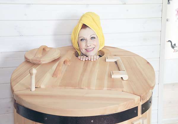 Если Оксана или ее супруг хотят попариться, то к их услугам домашняя фитобочка