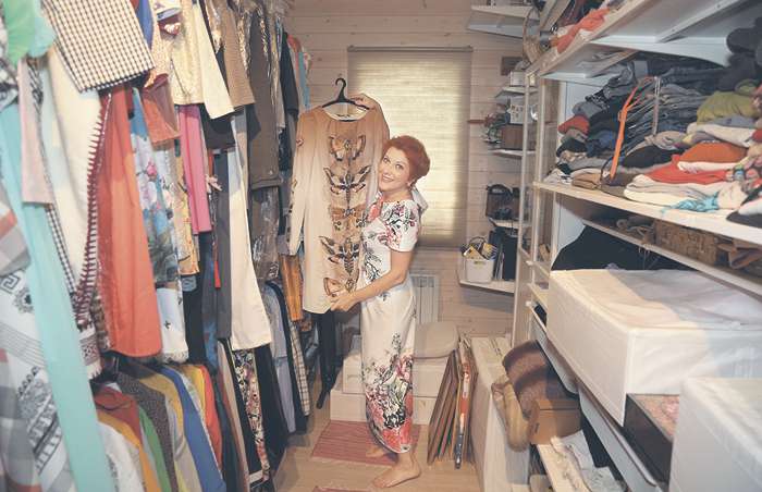 И большая гардеробная, необходимая популярной актрисе