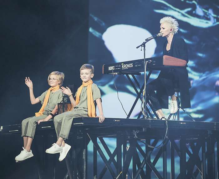 Диана не тянет детей в шоу-бизнес, но иногда Марта и Артем выходят на сцену вместе с мамой