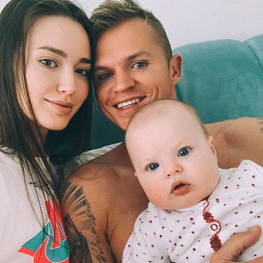 Дмитрий Тарасов с женой и дочкой