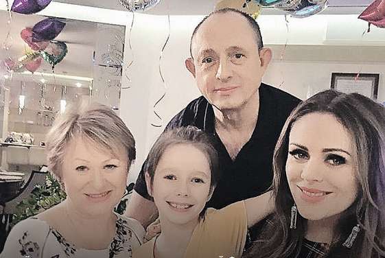 Юлия Началова с родителями и дочкой