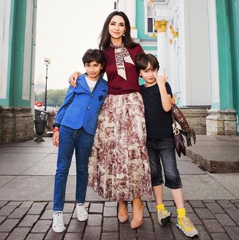 Зара приучает сыновей к труду