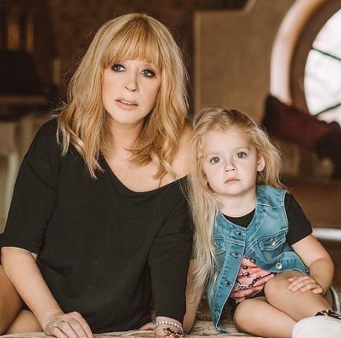 Пугачева нарисовала портрет повзрослевшей дочки