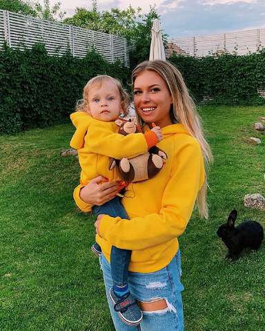 Рита Дакота с дочкой