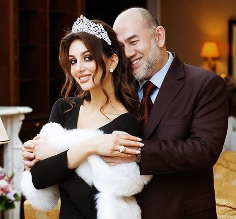 Жена экс-короля Малайзии показала подписчикам новорожденного сына