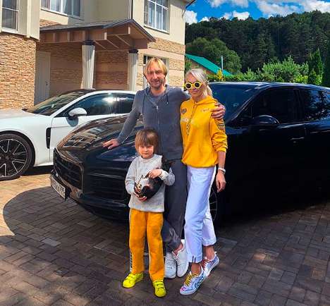 Евгений Плющенко и Яна Рудковская с сыном