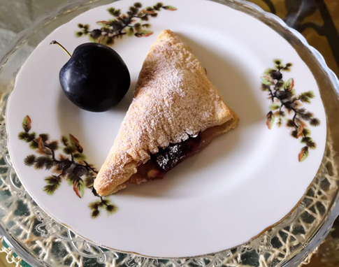 Слойка со сливами, яблоками и бананами