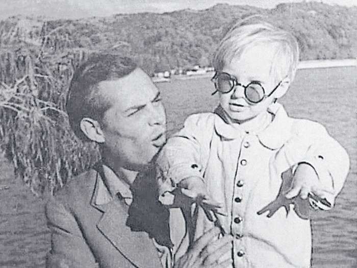 Наталия с раннего детства проводила со знаменитым дедом немало времени. Актер воспитывал внучку довольно строго Наталия с раннего детства проводила со знаменитым дедом немало времени. Актер воспитывал внучку довольно строго