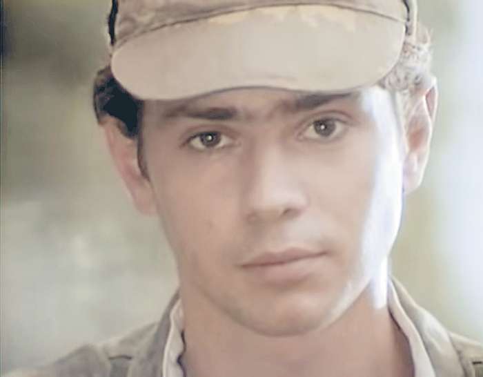 Прежде чем сыграть в известных фильмах и сериалах, актер Валерий Николаев засветился в клипе на песню «Леха»