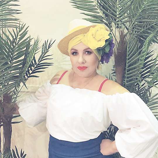 ...А Ева Польна — успешная сольная артистка