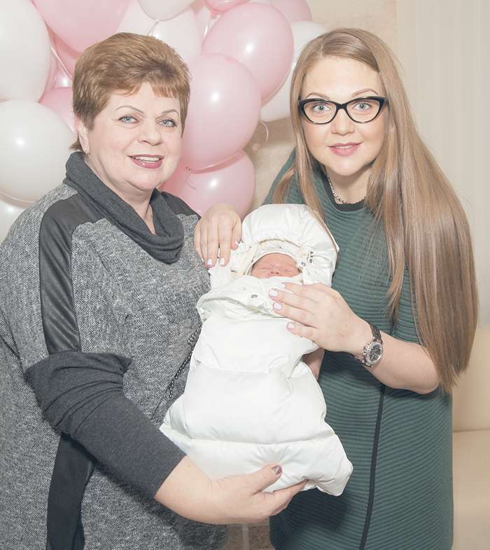 Марина Девятова с мамой и маленькой дочкой во время выписки из роддома