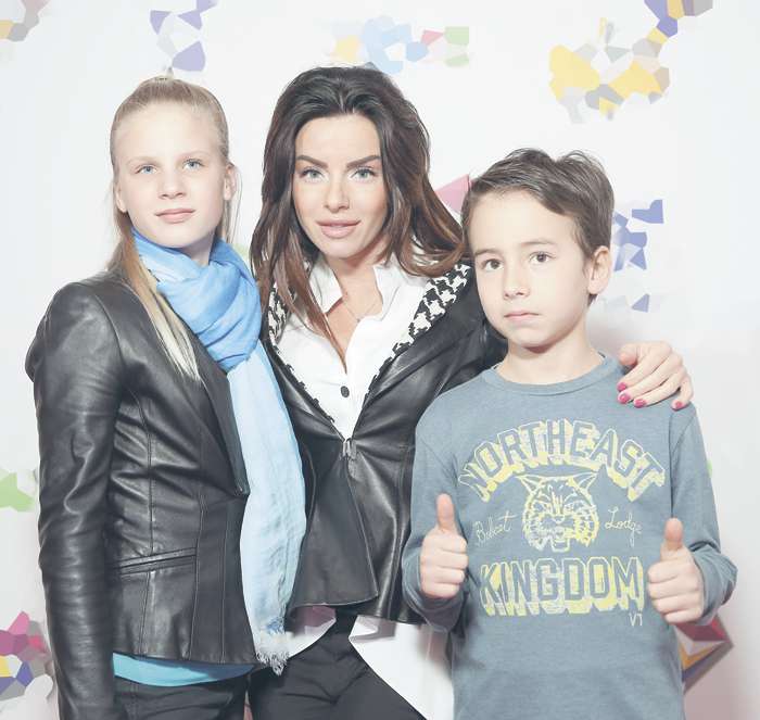Юля с дочерью Викторией и сыном Самиром