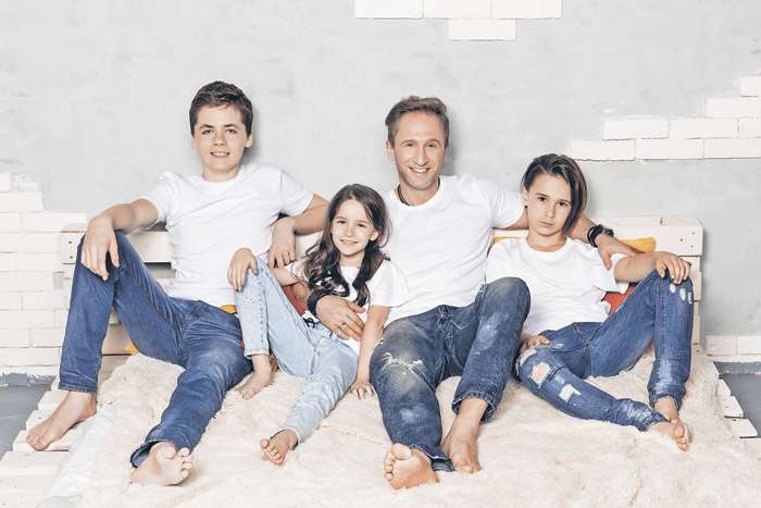 С сыновьями Александром и Даниилом и дочерью Алисой С сыновьями Александром и Даниилом и дочерью Алисой