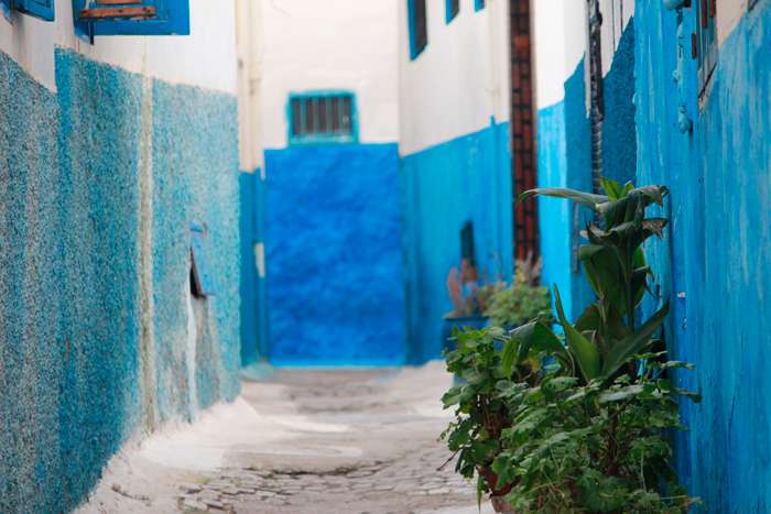 Стены домов в город Шафшене выкрашены в синий – считается, что это приближает к Богу