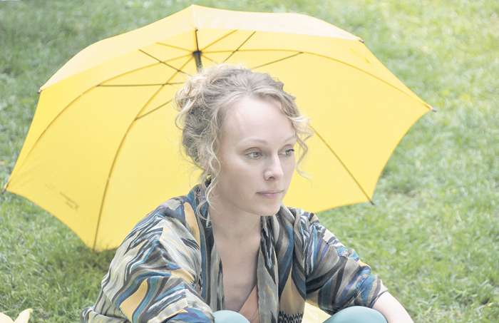 льге Ломоносовой досталась роль женщины, явно недовольной присутствием роботов в своем доме льге Ломоносовой досталась роль женщины, явно недовольной присутствием роботов в своем доме