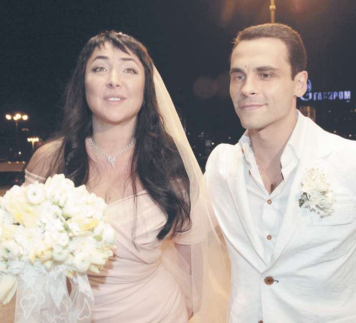 В 2010 году певица вышла замуж за тренера Дмитрия Иванова. Лолита и Дмитрий были семьей на протяжении девяти лет