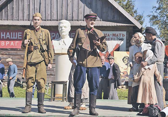 По мнению режиссера сериала, съемки проекта, который охватывает несколько десятилетий, — процесс очень сложный. Но в то же время переходить из эпоху в эпоху невероятно увлекательно