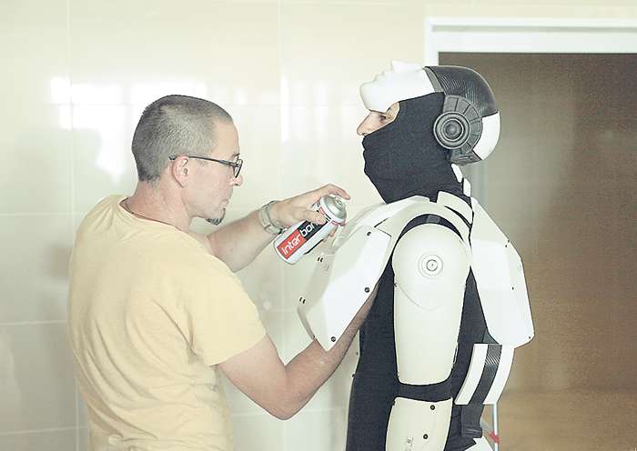 Создание мира недалекого будущего оказалось непростым делом. Кроме футуристических интерьеров понадобились специальные костюмы для роботов. И, конечно, актеры для того, чтобы оживить ботов Создание мира недалекого будущего оказалось непростым делом. Кроме футуристических интерьеров понадобились специальные костюмы для роботов. И, конечно, актеры для того, чтобы оживить ботов