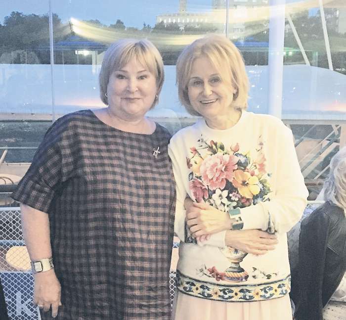 Татьяна Полякова со своей знаменитой коллегой Дарьей Донцовой