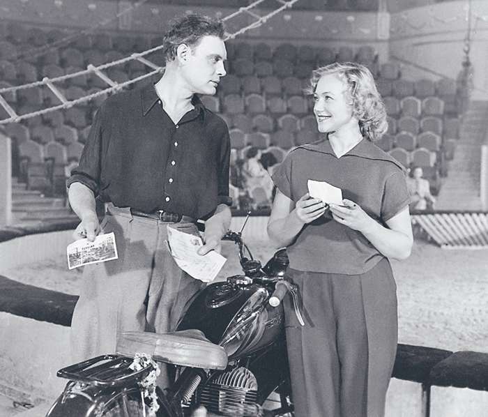 На съемках фильма «Укротительница тигров» Павел Кадочников отказался от дублеров и все опасные трюки на мотоцикле сделал сам На съемках фильма «Укротительница тигров» Павел Кадочников отказался от дублеров и все опасные трюки на мотоцикле сделал сам